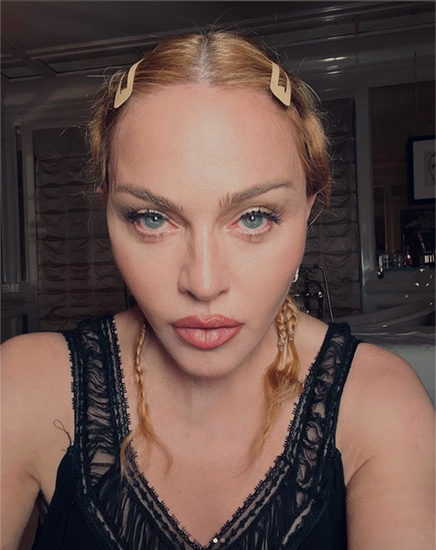 マドンナ、NYで外出するまでに回復　サングラス姿で友人と散歩 