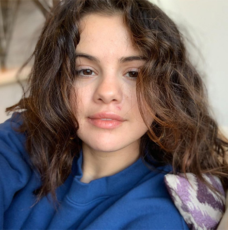 セレーナ・ゴメス、ピンクのビキニ姿の写真をインスタ投稿　友人たちとバカンス