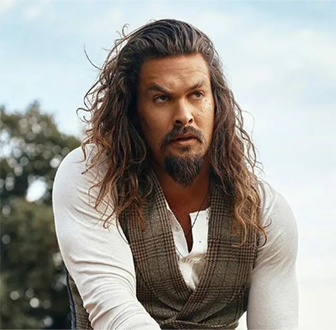 ハワイ出身のジェイソン・モモア、山火事のマウイ島への観光旅行をやめるよう警告