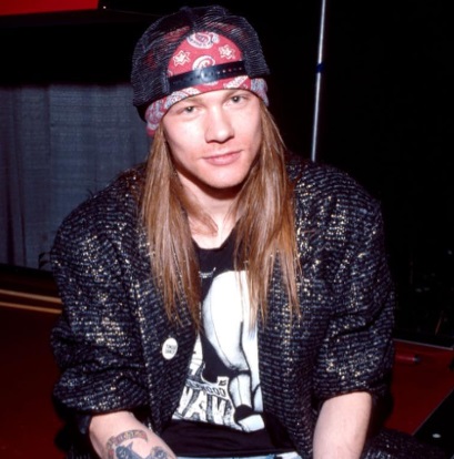 ガンズ・アンド・ローゼズのアクセル・ローズ、1989年の暴力的レイプで訴えられる
