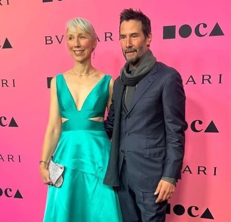 キアヌ・リーブス、レッドカーペットでアレクサンドラ・グラントとキス