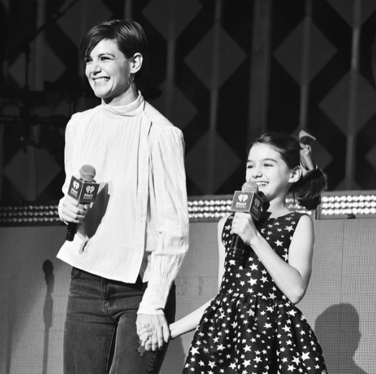 トム・クルーズの娘スリさん、18歳の誕生日を雨のニューヨークで祝う