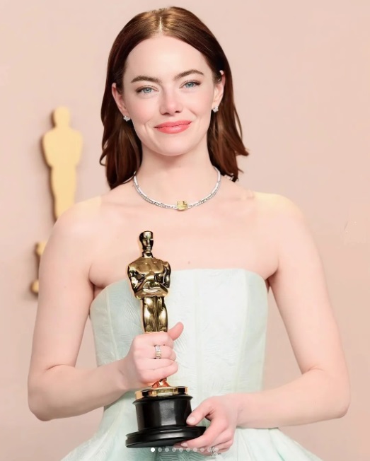 エマ・ストーン、アカデミー賞授賞式でのジミー・キンメルのジョークに「嫌なやつとは言ってない」と反論