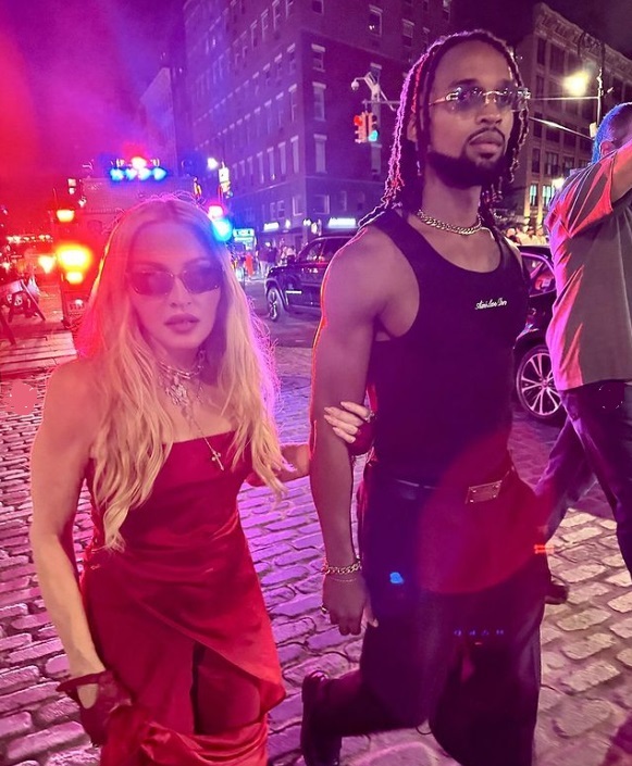 マドンナ、ハンサムな若い男性と超親密写真をインスタ投稿して、瀕死の状態から「奇跡的に回復」した1年を振り返る