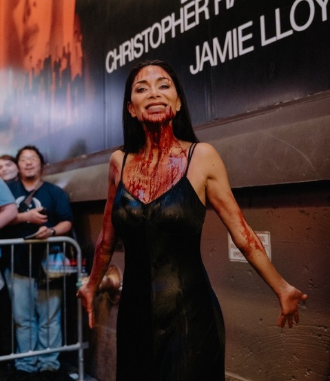 米女優ニコール・シャージンガー、「血まみれ」でNYの劇場から出て来て見物人衝撃