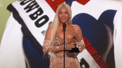 ビヨンセ、グラミー賞年間最優秀アルバム賞を初受賞　ロサンゼルス消防士がプレゼンター 
