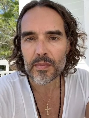 英俳優ラッセル・ブランド　レイプと性的暴行で起訴　女性4人に性加害