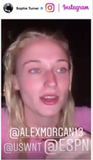 アレックス・モーガンの”ティ―・セレブレーション“をソフィー・ターナーが援護<