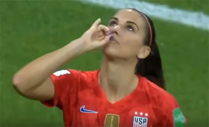 アレックス・モーガンの”ティ―・セレブレーション“をソフィー・ターナーが援護<