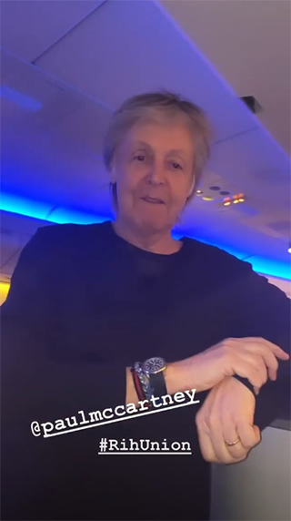 リアーナが偶然同じ飛行機に乗り合わせたポールをインスタ投稿