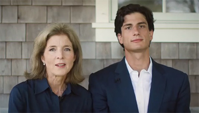 ケネディ大統領の孫ジャック・シュロスバーグが母親キャロライン・ケネディとバイデン前副大統領に投票を呼び掛ける