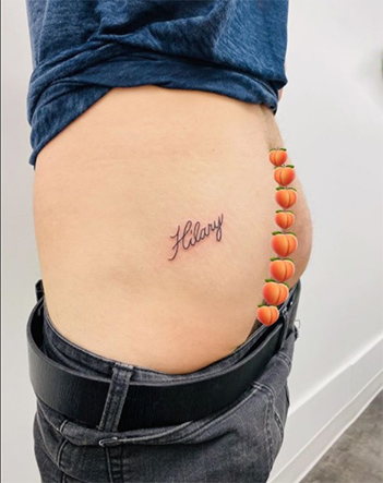 >ヒラリー・ダフの夫がお尻に彫った妻の名前のタトゥーをインスタ公開
