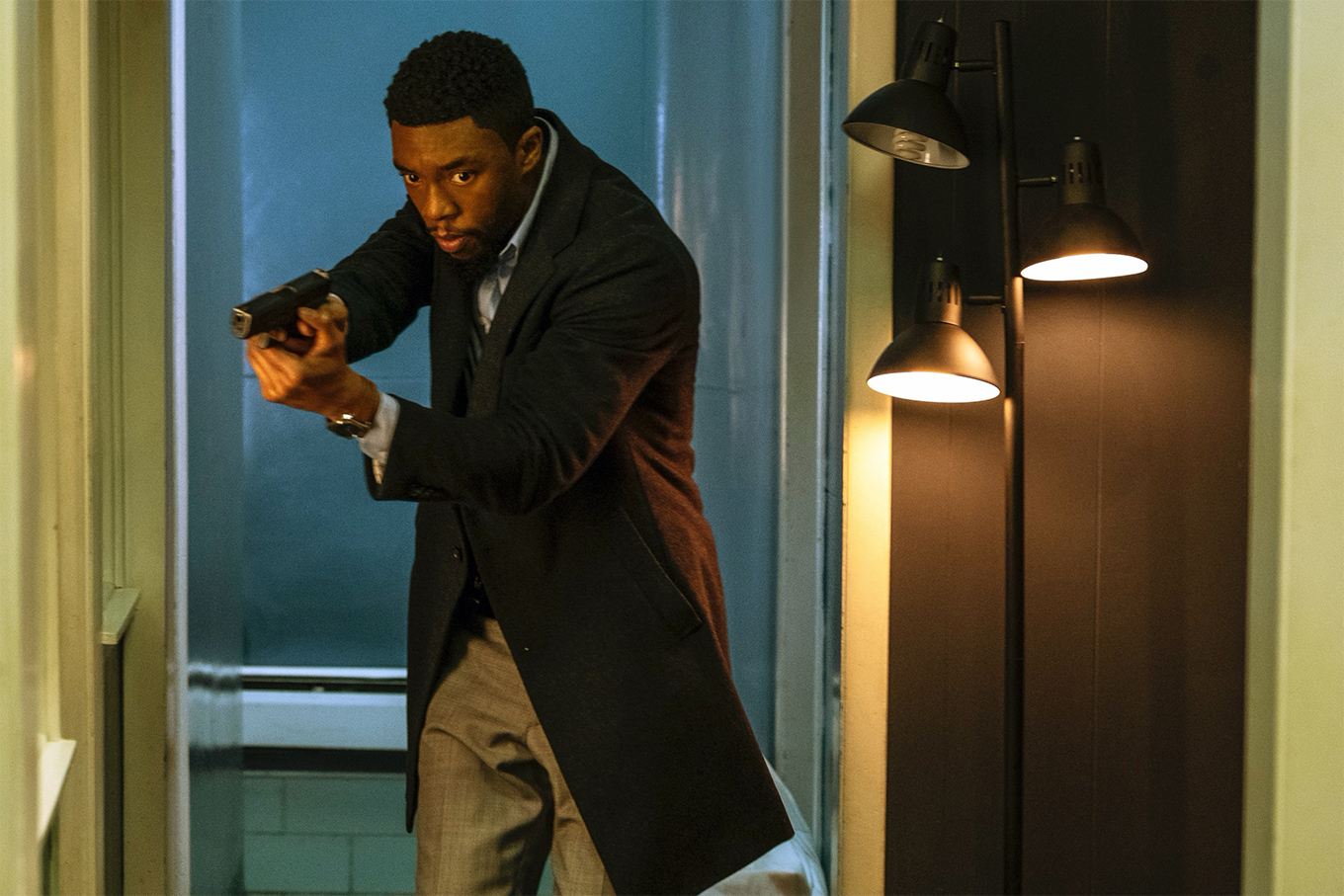 「２１ブリッジ」チャドウィック・ボーズマンさんNYの闇に立ち向かう刑事役を熱演
