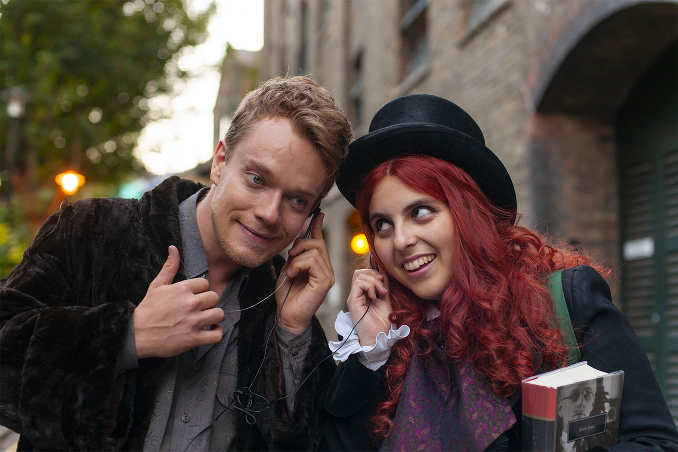 「ビルド・ア・ガール」ビーニー・フェルドスタインがUKに乗り込んで大暴れ 
