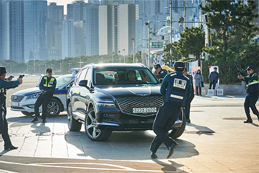 ハード・ヒット 発信制限」　車に爆弾を仕掛けられた銀行支店長と犯人の壮絶な攻防
