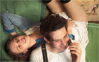 「帰らない日曜日」名家の子息と”秘密の恋“をするメイドの数奇な人生 
