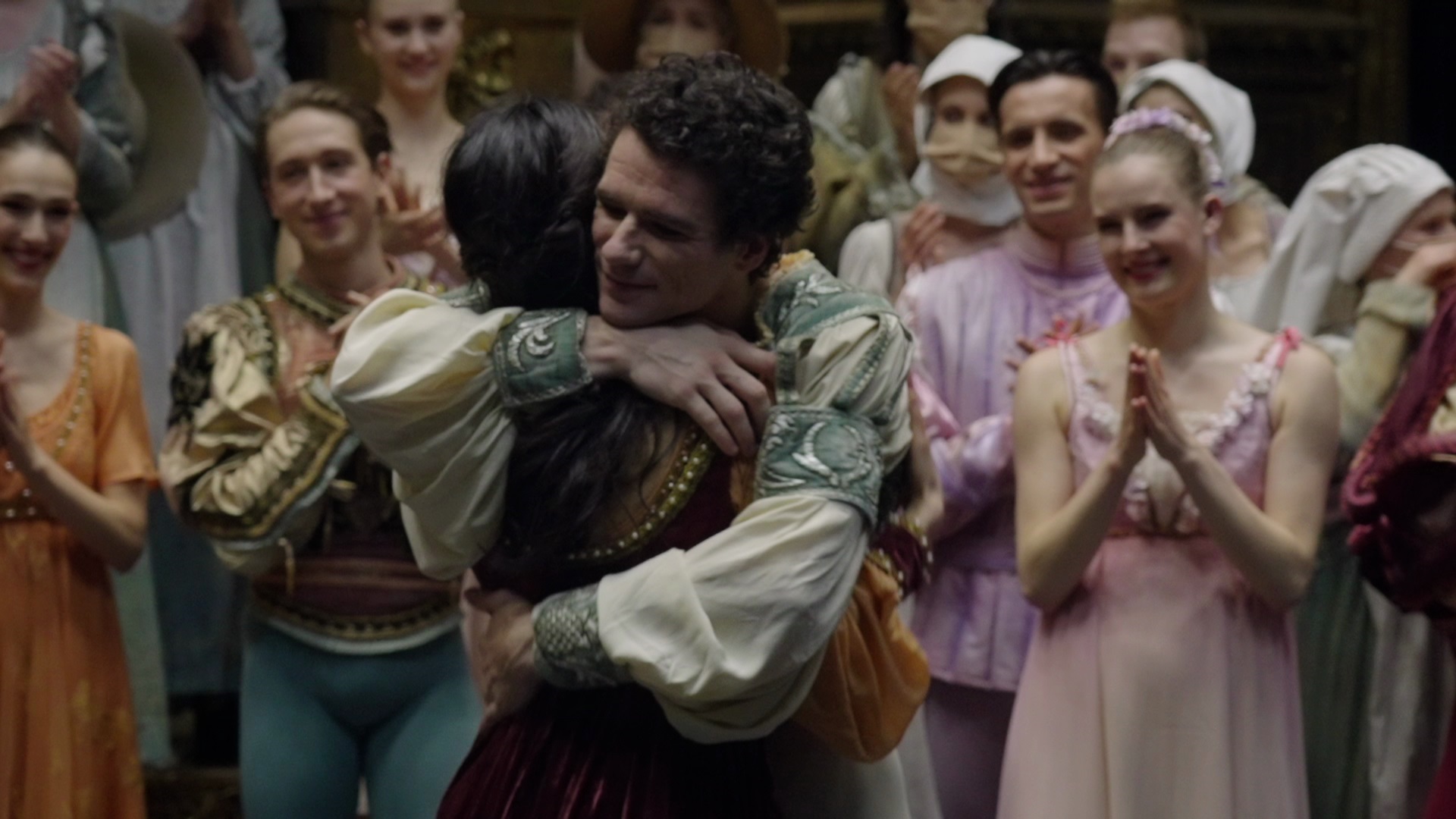 「新章パリ・オペラ座　特別なシーズンの始まり」　パリ・オペラ座のダンサーたちの苦闘と華麗な舞踏を描いた迫真のドキュメント
