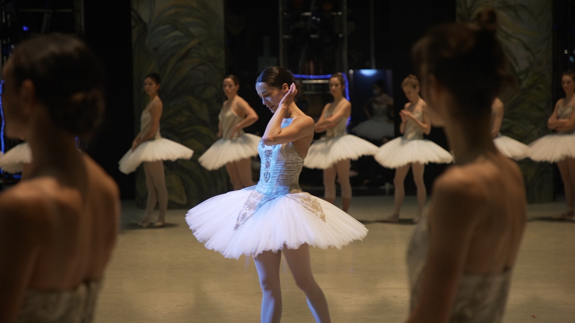 「新章パリ・オペラ座　特別なシーズンの始まり」　パリ・オペラ座のダンサーたちの苦闘と華麗な舞踏を描いた迫真のドキュメント 
