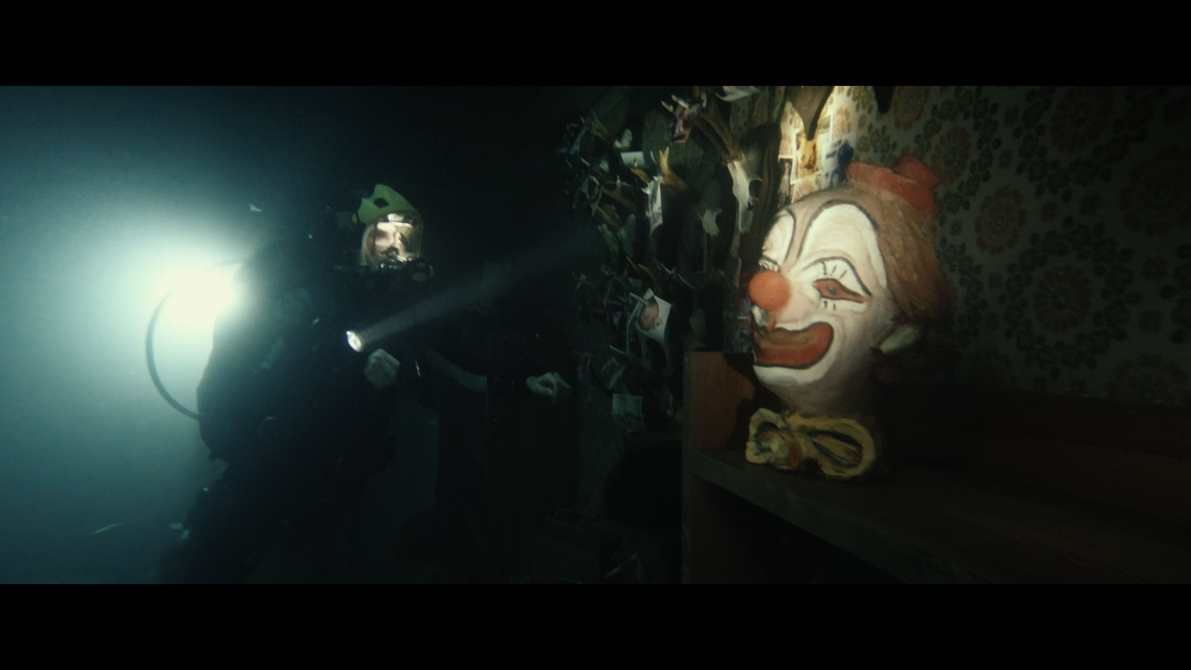 「ザ・デイープ・ハウス」YouTuberが湖底の屋敷で恐怖体験する“水中ホラー” 
