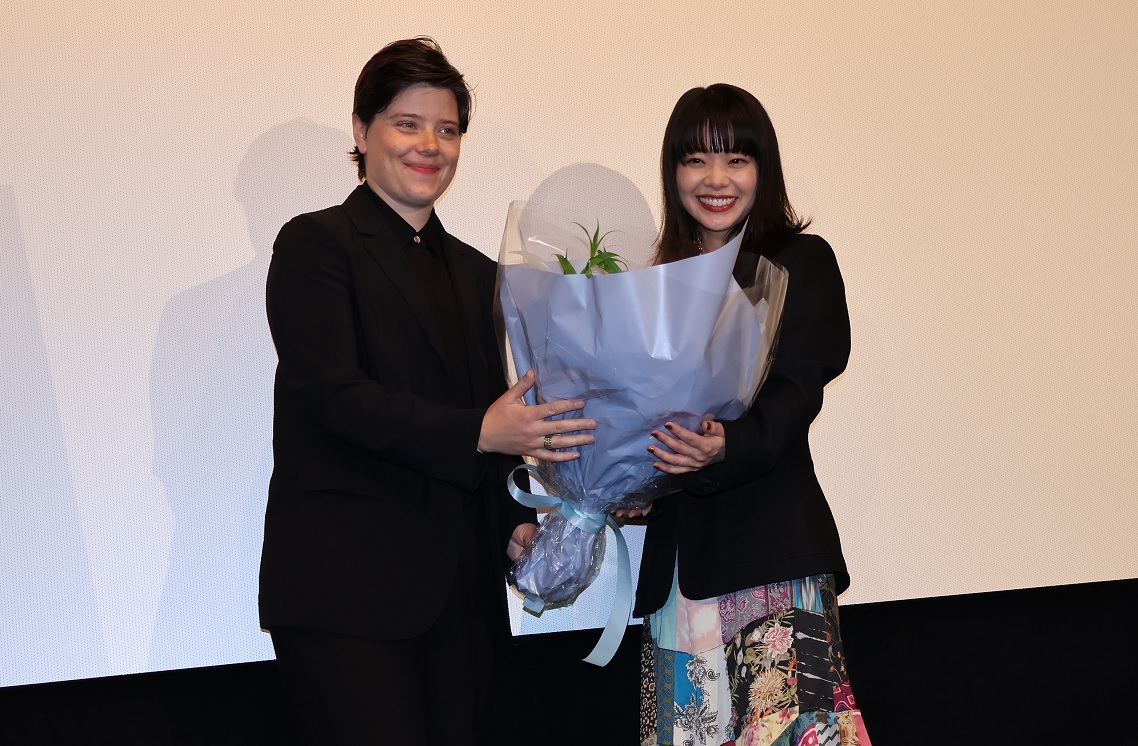 「aftersun／アフターサン」のシャーロット・ウェルズ監督来日記念舞台挨拶　岸井ゆきのが特別ゲストで登壇

