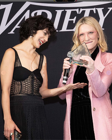 ケイト・ブランシェット、カンヌでハイヒールを脱いでイランの女性支援表明