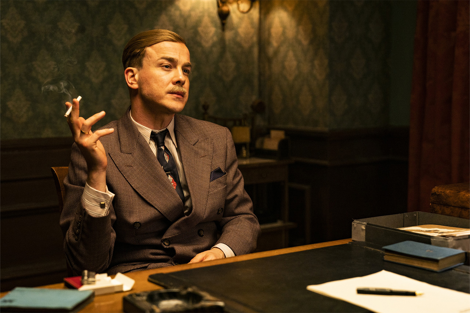 「ナチスに仕掛けたチェスゲーム」ナチス侵攻直前の大群衆を描いた衝撃の本編映像解禁
