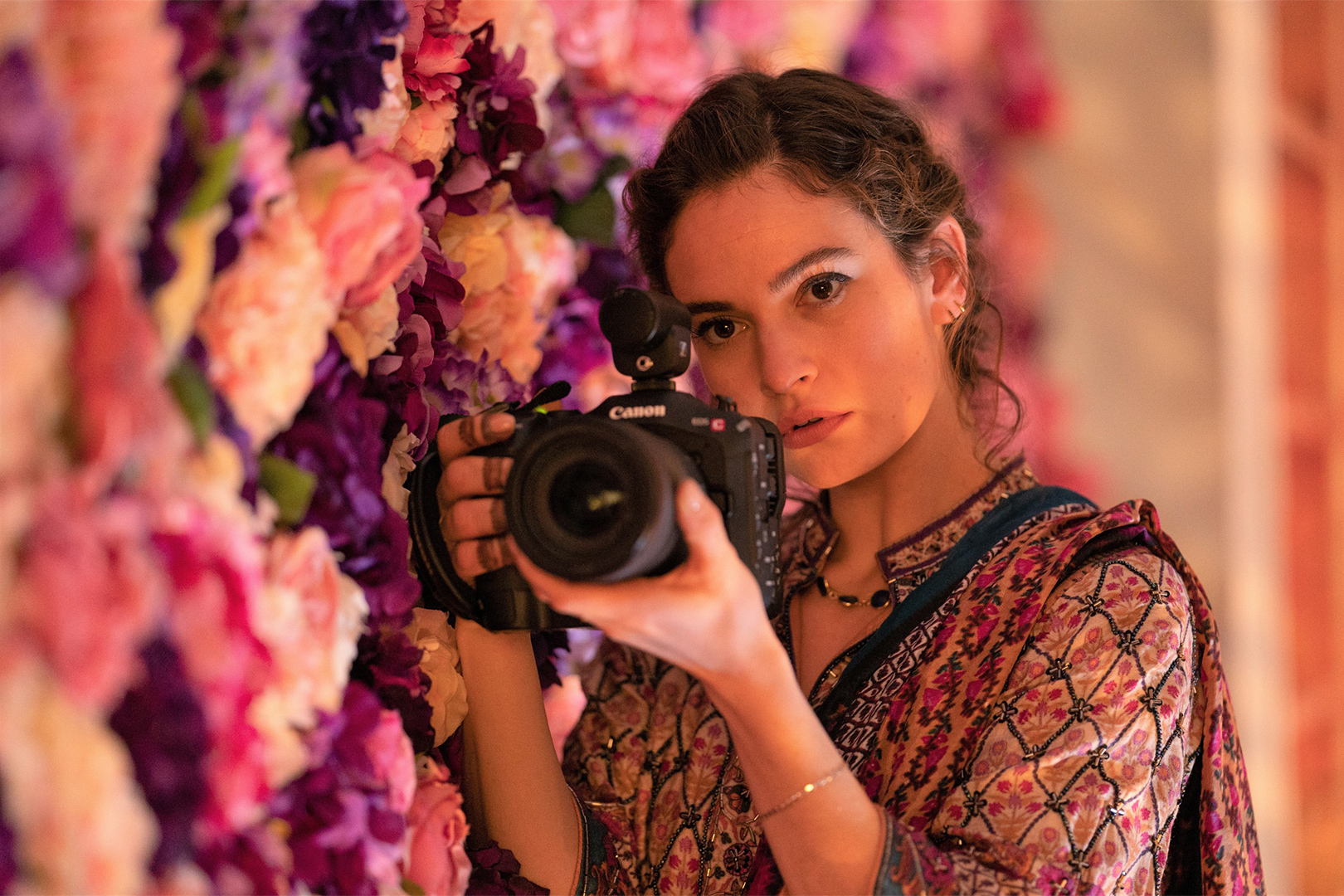 リリー・ジェームズ主演「きっと、それは愛じゃない」 場面写真＆監督コメント解禁
