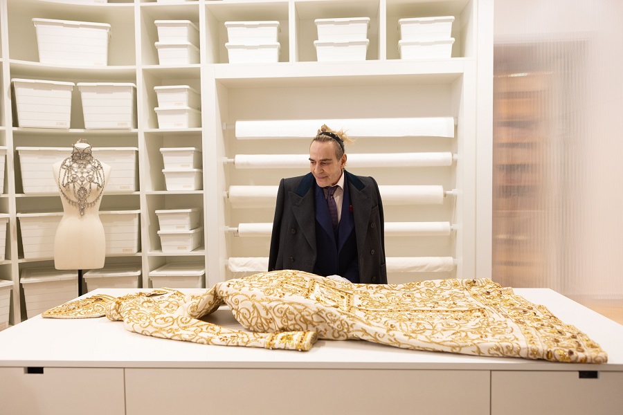 「ジョン・ガリアーノ 世界一愚かな天才デザイナー」メインビジュアル＆予告編＆場面写真解禁