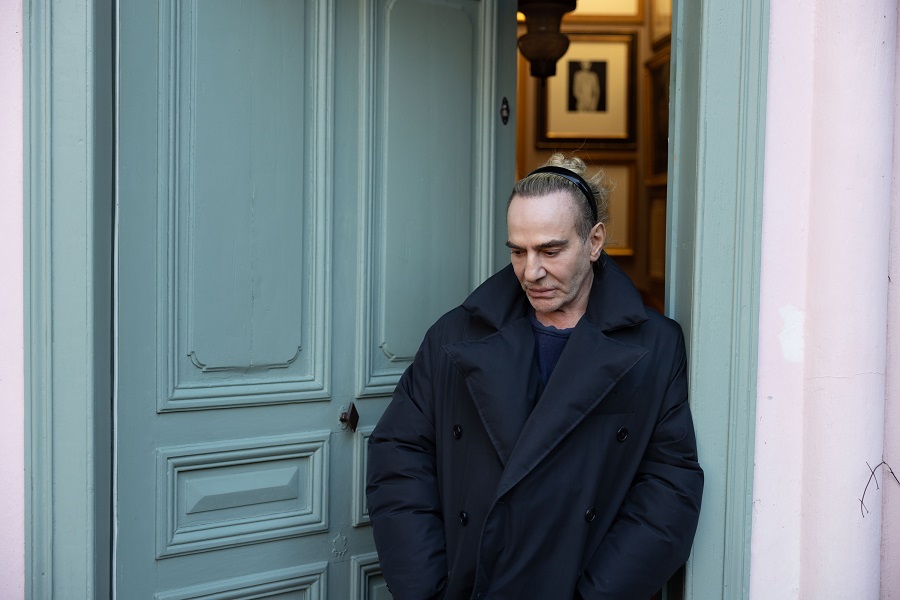 「ジョン・ガリアーノ 世界一愚かな天才デザイナー」メインビジュアル＆予告編＆場面写真解禁