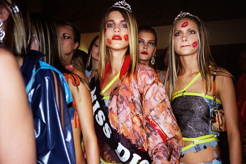 「ジョン・ガリアーノ 世界一愚かな天才デザイナー」メインビジュアル＆予告編＆場面写真解禁