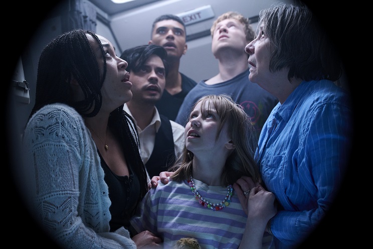 映画「エア・ロック 海底緊急避難所」墜落し海底に沈んだ大型旅客機の生存者7人の壮絶サバイバル