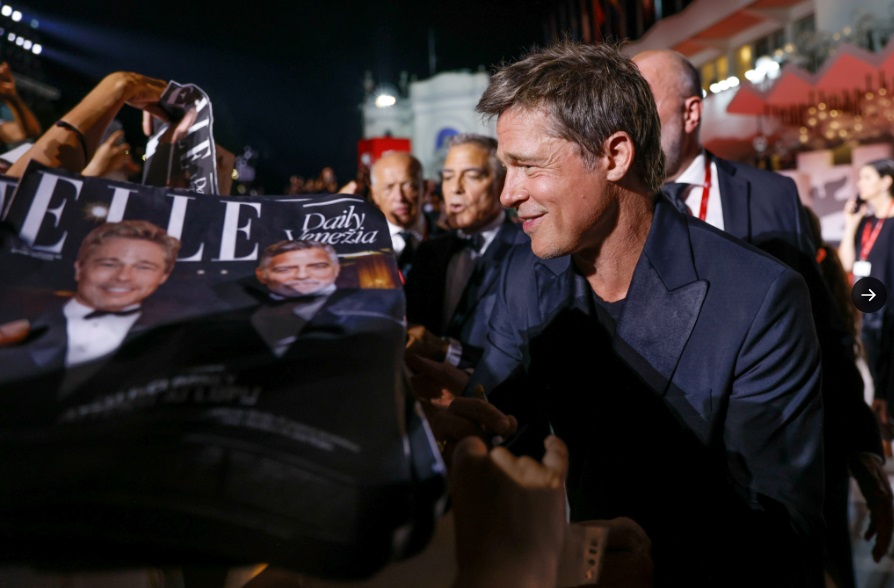 ブラッド・ピット、恋人のイネス・デ・ラモンとベネチアに到着　ジョージ・クルーに夫妻とダブルデートも