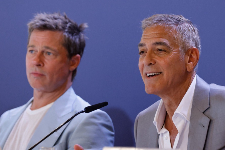 ブラッド・ピット、恋人のイネス・デ・ラモンとベネチアに到着　ジョージ・クルーに夫妻とダブルデートも