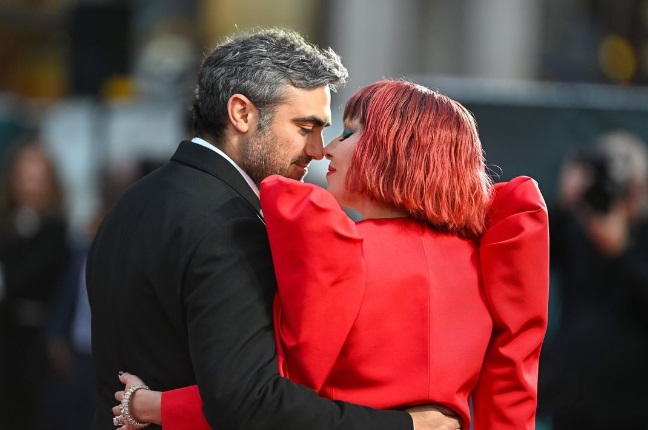 レディー・ガガ、「ジョーカー：フォリ・ア・ドゥ」のUKプレミアで婚約者とレッドカーペット登場
