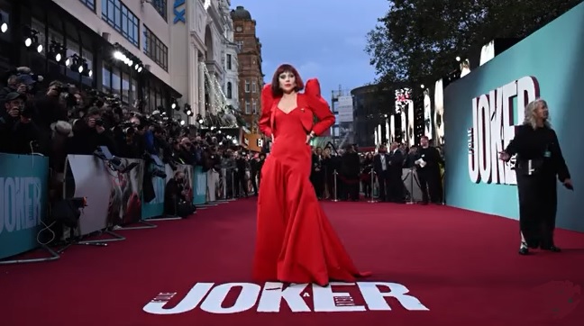 レディー・ガガ、「ジョーカー：フォリ・ア・ドゥ」のUKプレミアで婚約者とレッドカーペット登場