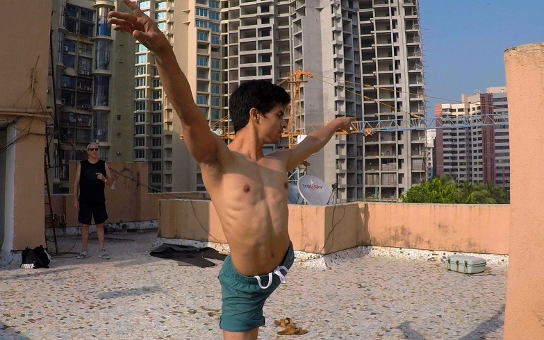 ドキュメント映画「コール・ミー・ダンサー」　バレエの虜になった遅咲きのダンサー、マニーシュの苦闘と奇跡