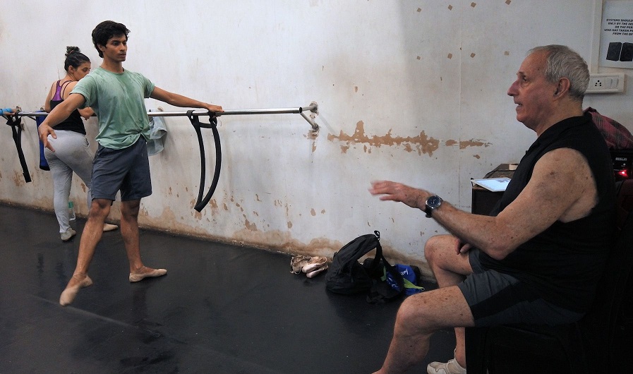 ドキュメント映画「コール・ミー・ダンサー」　バレエの虜になった遅咲きのダンサー、マニーシュの苦闘と奇跡