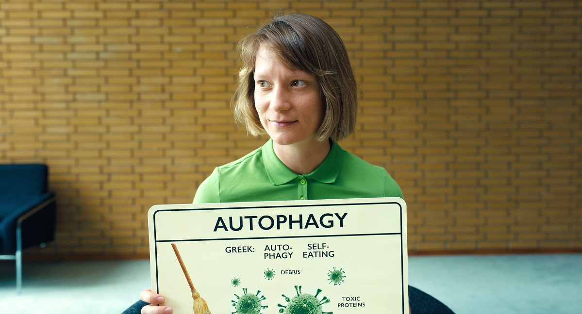 新感覚スリラー「クラブゼロ」 ミア・ワシコウスカが”小食”を説くカルト的教師を怪演