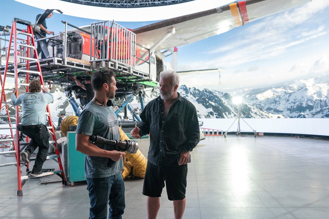 メル・ギブソン監督最新作「フライト・リスク」　監督インタビュー映像＆メイキング写真公開
