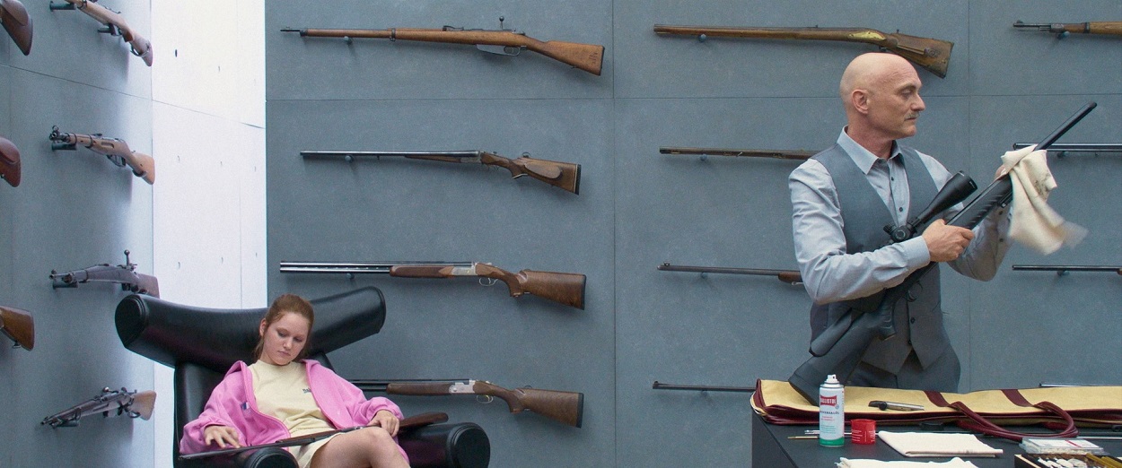 映画「我来たり、我見たり、我勝利せり」 趣味は”人間狩り”、“上級国民“の豪華すぎる邸宅が解禁