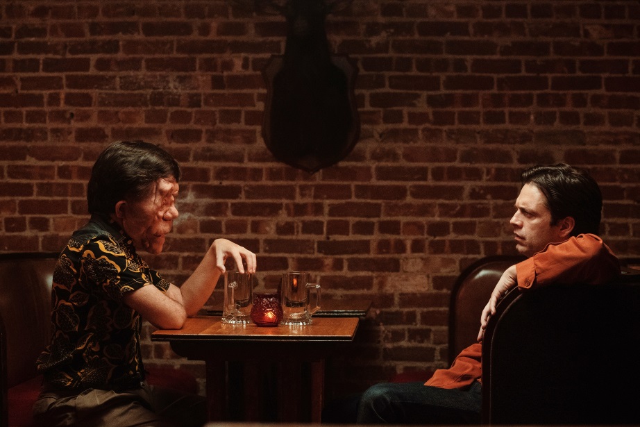 映画「顔を捨てた男」A2製作、セバスチャン・スタン主演、アーロン・シンバーグ監督の究極の不条理劇