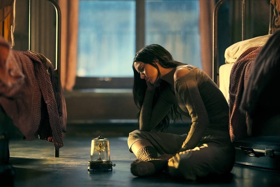 アナ・デ・アルマスのアクション満載の本予告解禁断