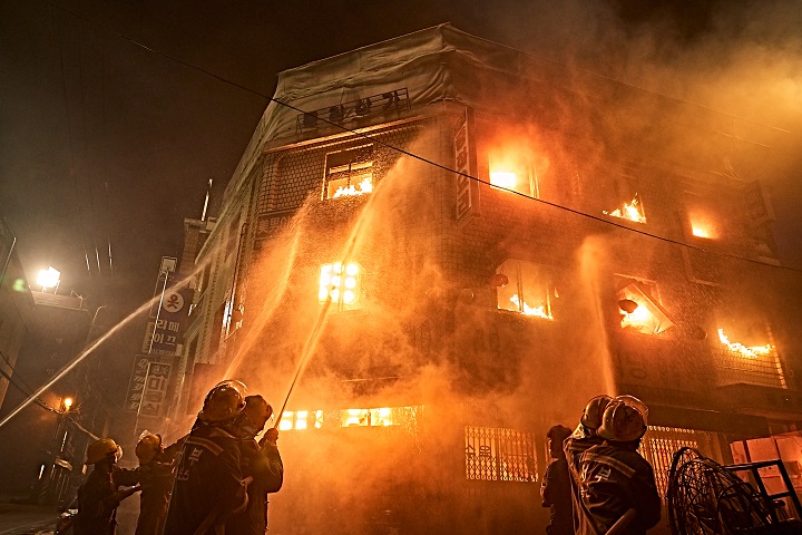 映画「消防士　2001年、闘いの真実」　新人消防士役チュウォン、クァク・キョンテ監督メッセージ動画公開