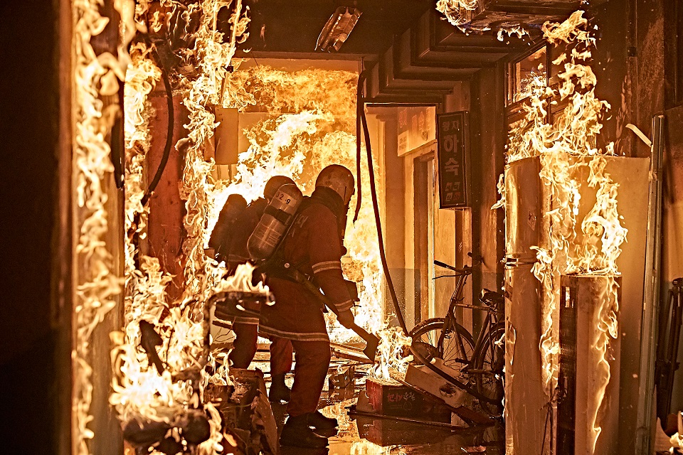 映画「消防士　2001年、闘いの真実」　新人消防士役チュウォン、クァク・キョンテ監督メッセージ動画公開