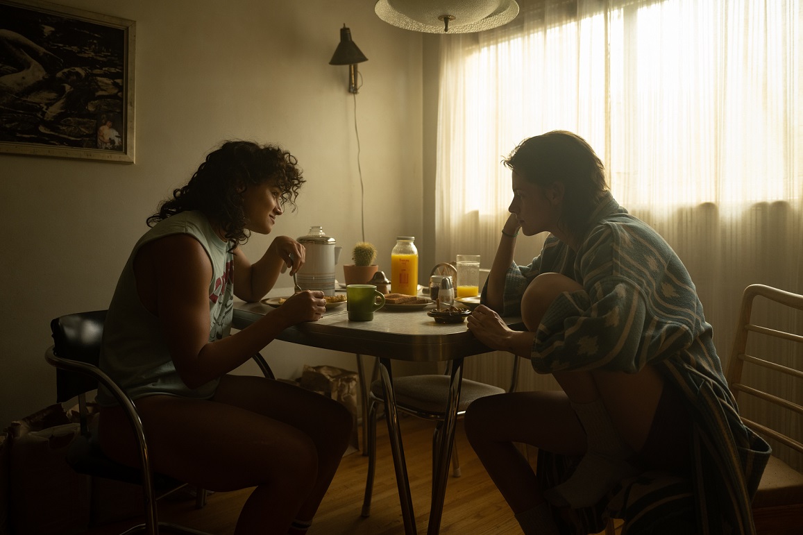 A24最新作「愛はステロイド」　クイア・ロマンス、クライム・サスペンス、ボディ・ホラーが融合したハードでシュールな異色作