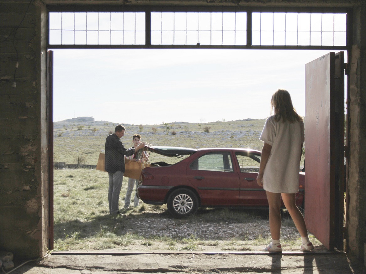 「テイク・ミー・サムウェア・ナイス」オランダからボスニアへ アルマの自分探しの旅