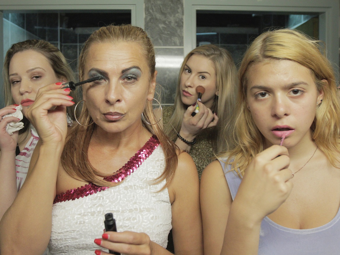 「テイク・ミー・サムウェア・ナイス」オランダからボスニアへ アルマの自分探しの旅