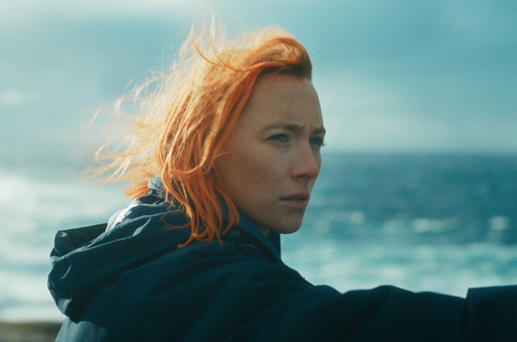 「おくびょう鳥が歌うほうへ」シアーシャ・ローナン、依存症との壮絶な闘いと回復を入魂の熱演