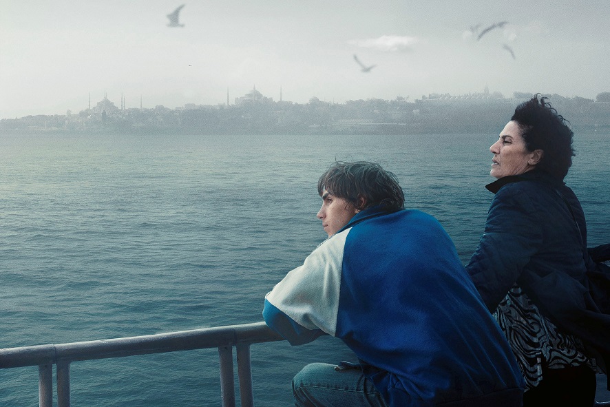 「CROSSING 心の交差点」トランスジェンダーの姪を探してジョージアからトルコに旅する女性と青年のロードムービー