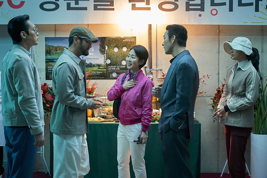 映画「ロビー! 4000 億円を懸けた仁義なき18 ホール」 監督・主演ハ・ジョンウらの特別メッセージ動画公開